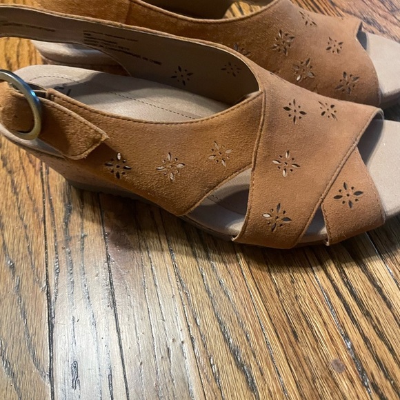 Earth Tan wedge upper heels  with Star Perforations size 9w - Picture 3 of 13